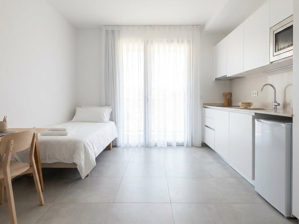 Dormitorio con ventana amplia y placard de puertas corredizas
